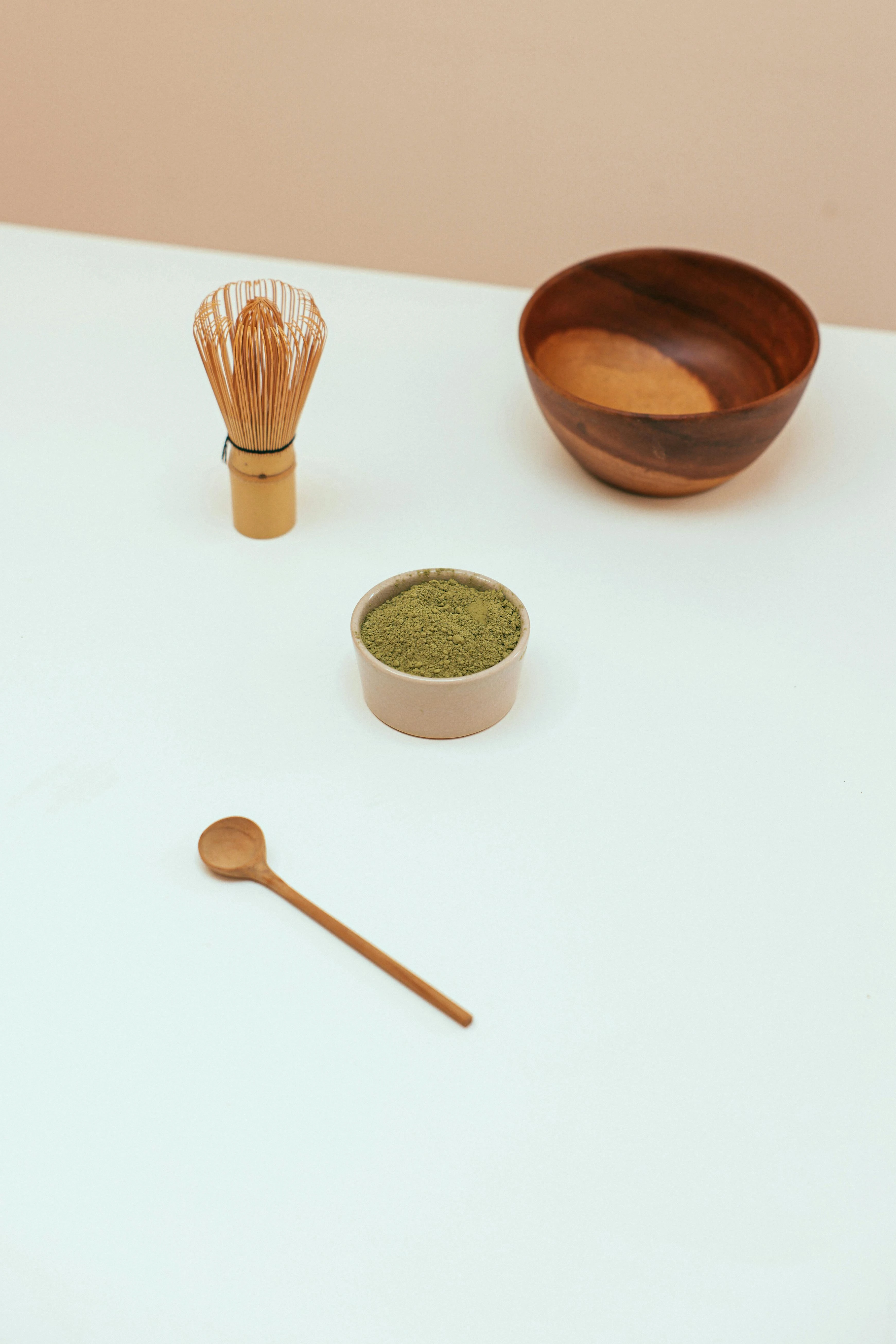 Bambu çırpıcı ile hazırlanmış köpüklü bir kase Matcha.