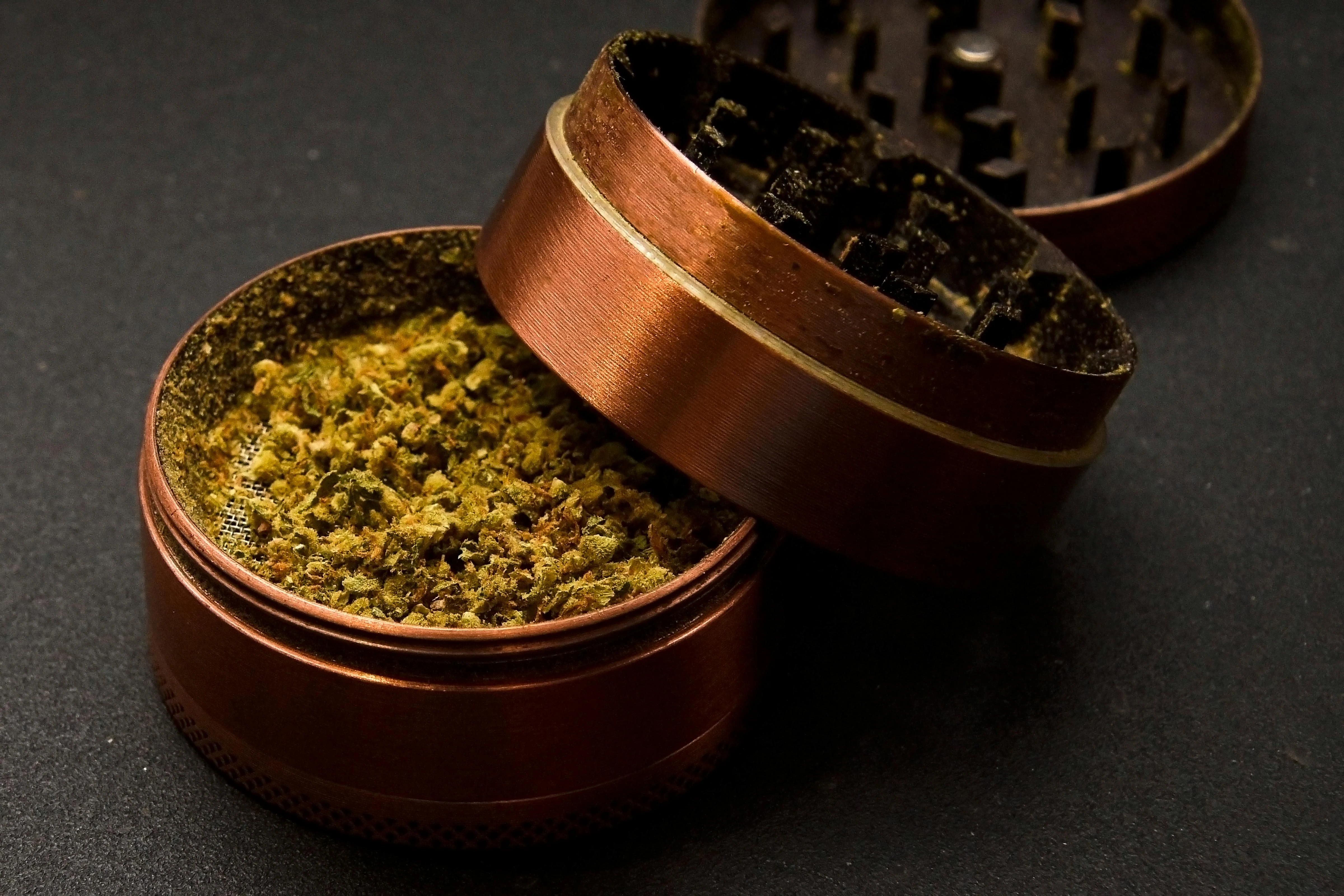 Koyu yeşil Gyokuro çay yaprakları bir kapta.