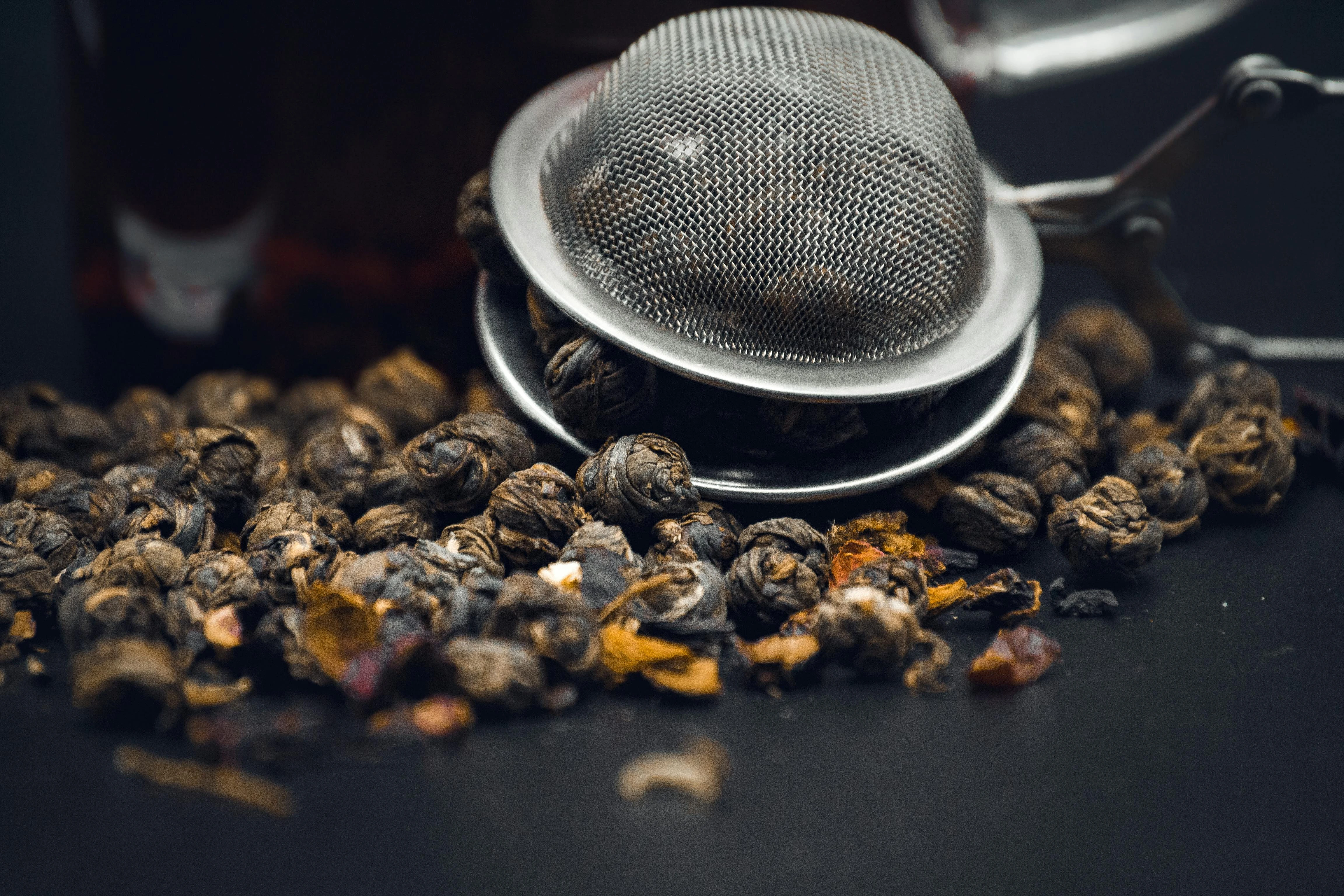 Kavrulmuş Hojicha çay yaprakları ve demlenmiş hali.
